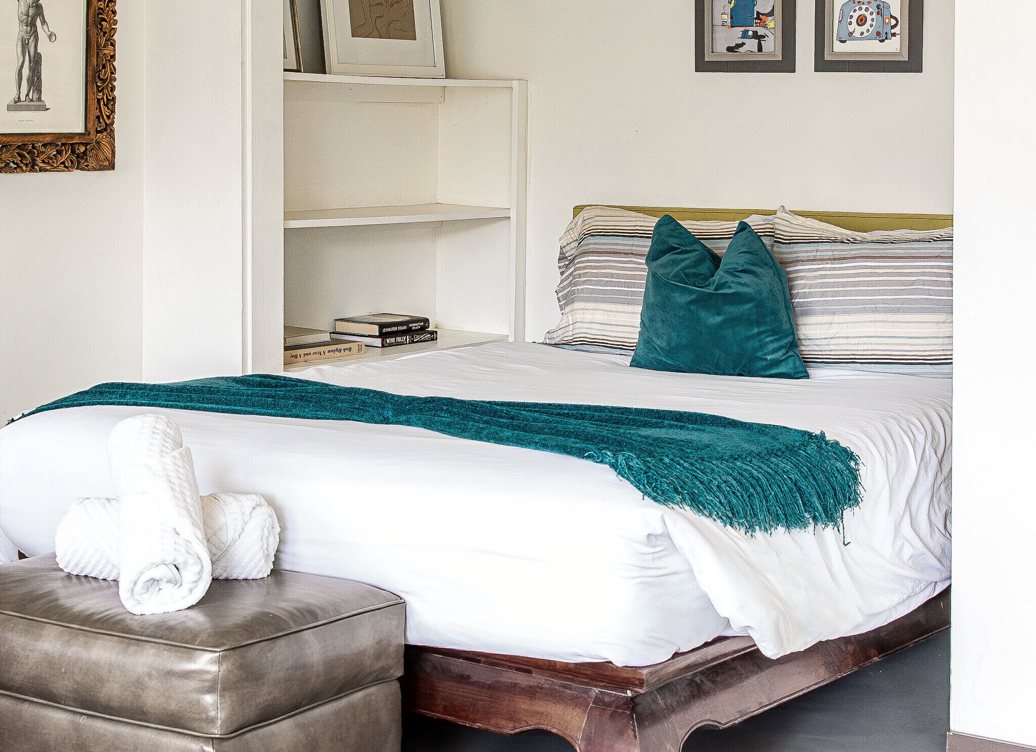 4 slaapkamers, een bureau, een strijkplank/strijkijzer, gratis wifi