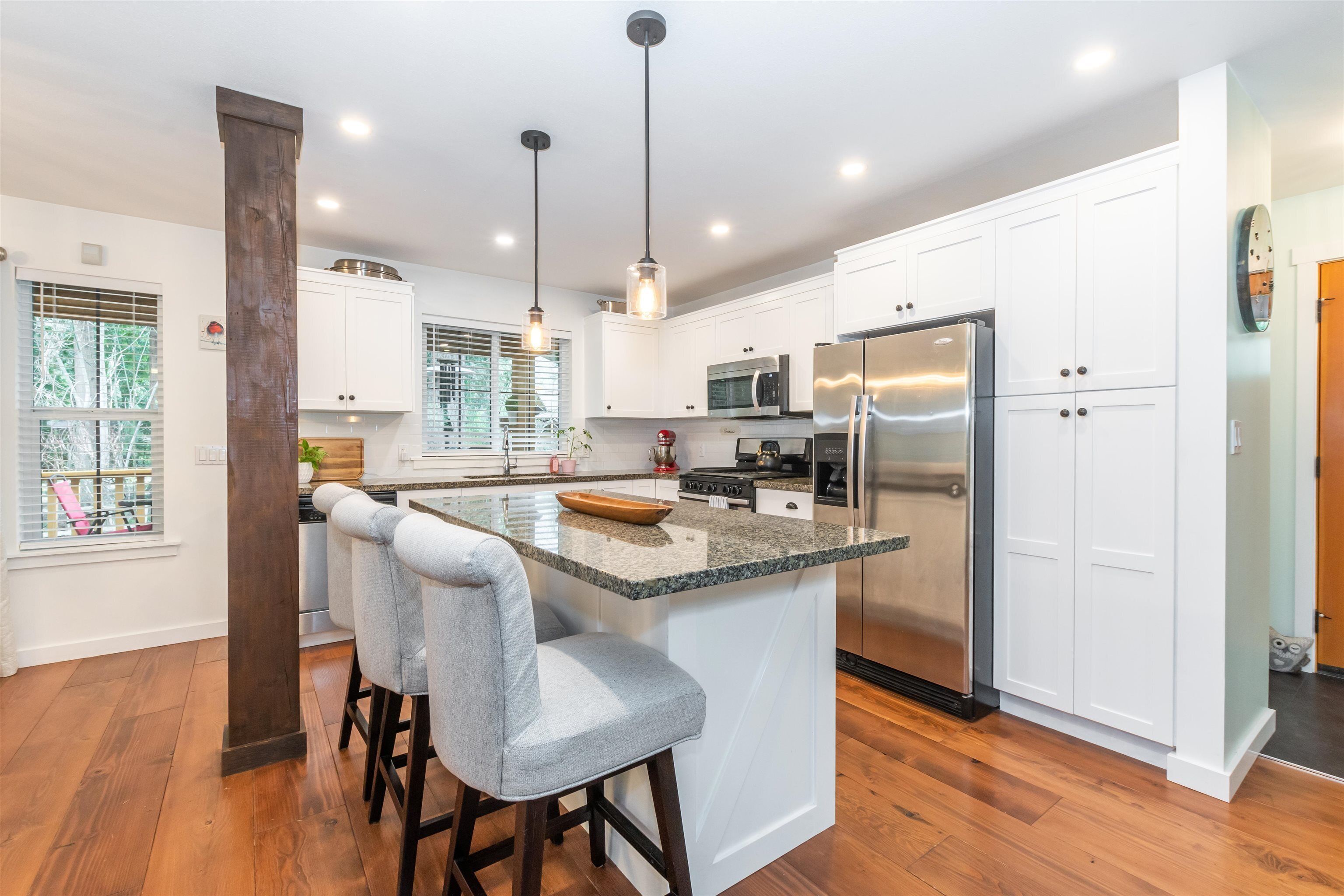 Cultus Lake Private Forest 2BR+Loft Cottage Resort Style