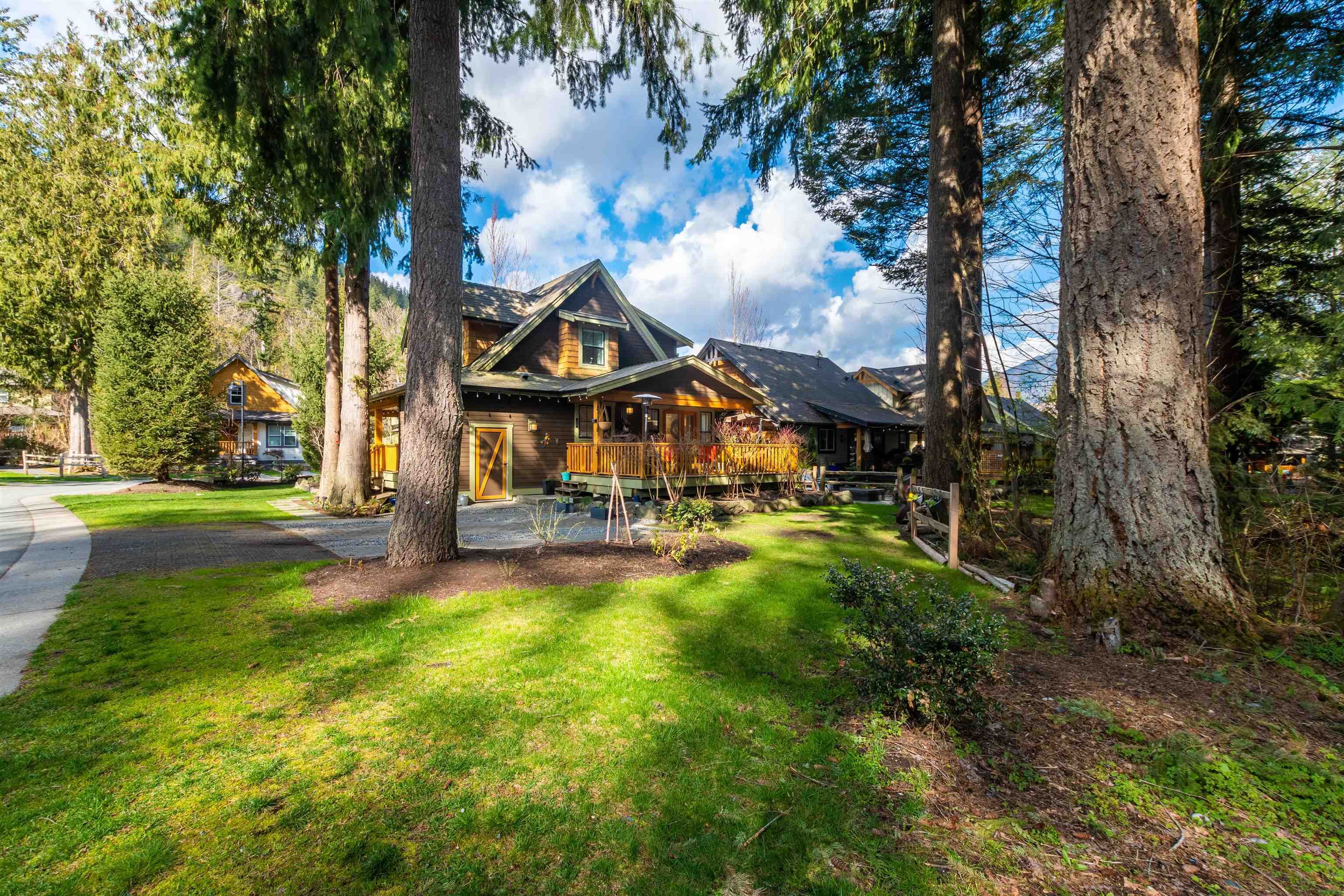 Cultus Lake Private Forest 2BR+Loft Cottage Resort Style