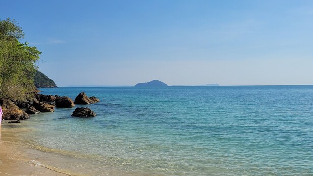 A beach with clear water, a sandy shore, and rocky outcrops. - Coastal house near the beach, AC, peaceful, great location, outdoor restaurant. (Salak Phet)