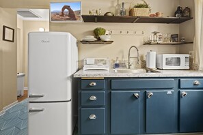 Private kitchen - Cowboy Cottage|Dog-Friendly|Prescott AZ|Sleeps 3 (Prescott)