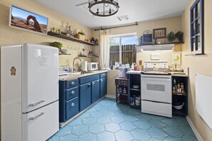 Private kitchen - Cowboy Cottage|Dog-Friendly|Prescott AZ|Sleeps 3 (Prescott)