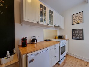 Fridge, oven, stovetop, dishwasher