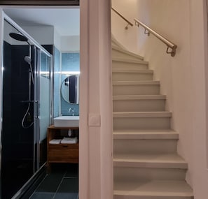 Dusche, kostenlose Toilettenartikel, Haartrockner, Handtücher
