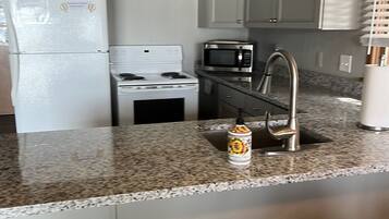 Jääkaappi, mikroaaltouuni, uuni, liesi