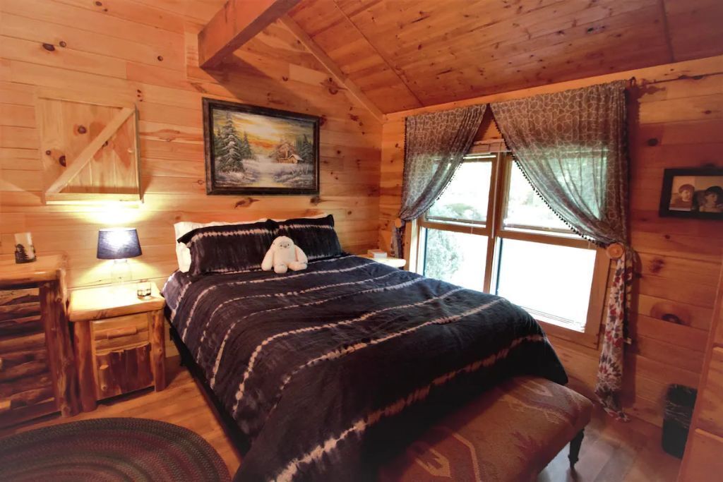 3 bedrooms, desk, WiFi, bed sheets