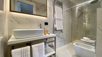 Junior-Suite | Badezimmer | Dusche, kostenlose Toilettenartikel, Haartrockner, Bidet