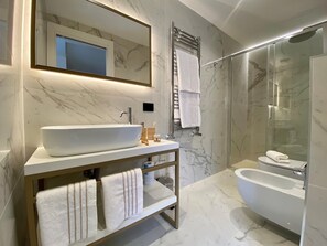 Suite Junior | Bagno | Doccia, set di cortesia gratuito, asciugacapelli, bidet