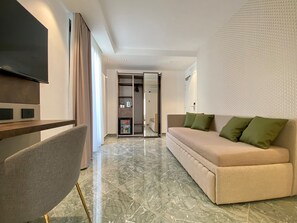 Suite | Área de sala de estar | Smart TV de 43 pulgadas con canales vía satélite y televisión