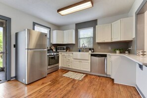 雪櫃、微波爐、焗爐、爐具