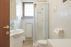 Regadera, secadora de cabello, bidet, toallas 