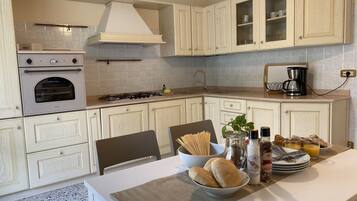 Réfrigérateur, four, plaque de cuisson, lave-vaisselle