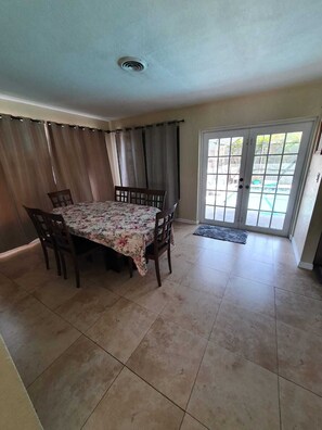 Interior - Studio with private entrance and insuit bathroom (Hollywood)