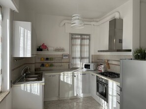 Frigorifero, microonde, forno, piano cottura