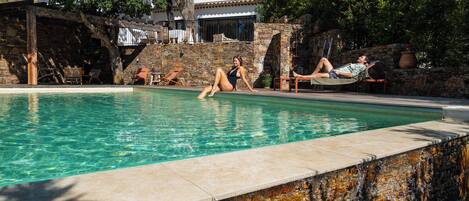 Een buitenzwembad en een verwarmd zwembad