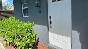A house with a white door, a small window, and a mailbox. - CHARMING INDEPENDENT GUEST HOUSE (West Palm Beach)