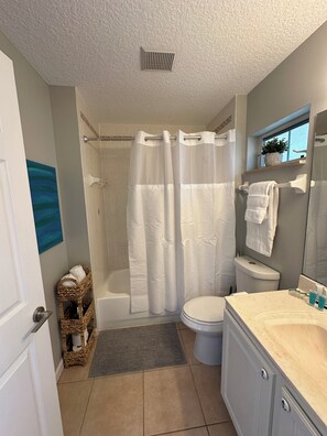 Hair dryer, towels, soap, shampoo - CHARMING INDEPENDENT GUEST HOUSE (West Palm Beach)