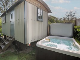 Cottage | Outdoor spa tub