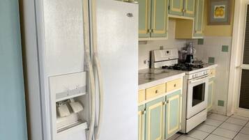 Kühlschrank, Ofen, Herdplatte, Wasserkocher mit Kaffee-/Teezubehör