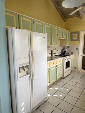 Kühlschrank, Ofen, Herdplatte, Wasserkocher mit Kaffee-/Teezubehör