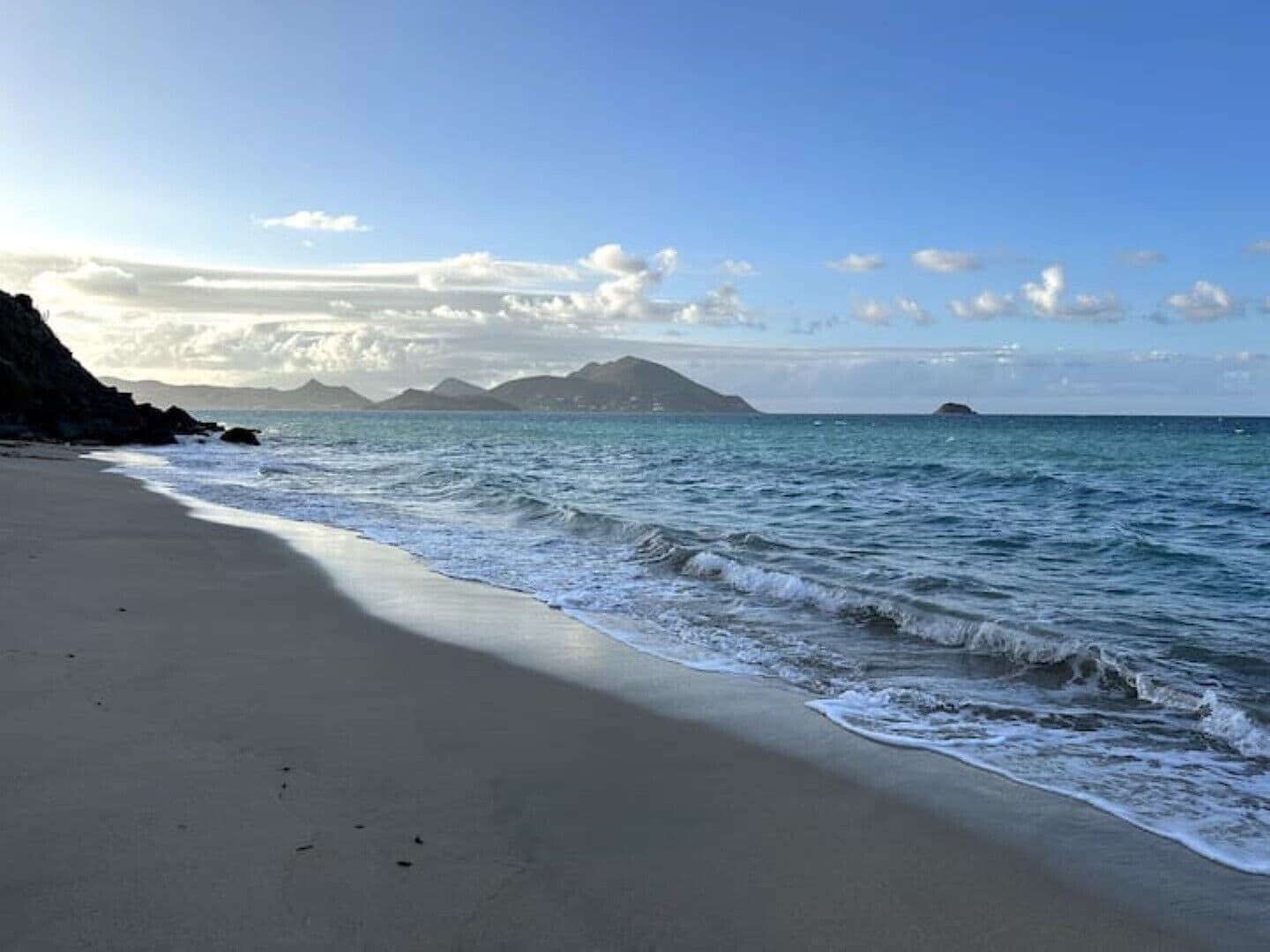 Beach nearby, sun loungers, beach towels
