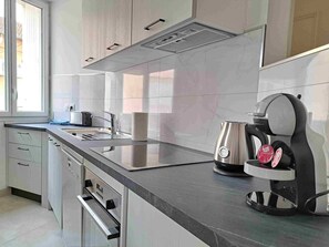 Réfrigérateur, micro-ondes, four, plaque de cuisson