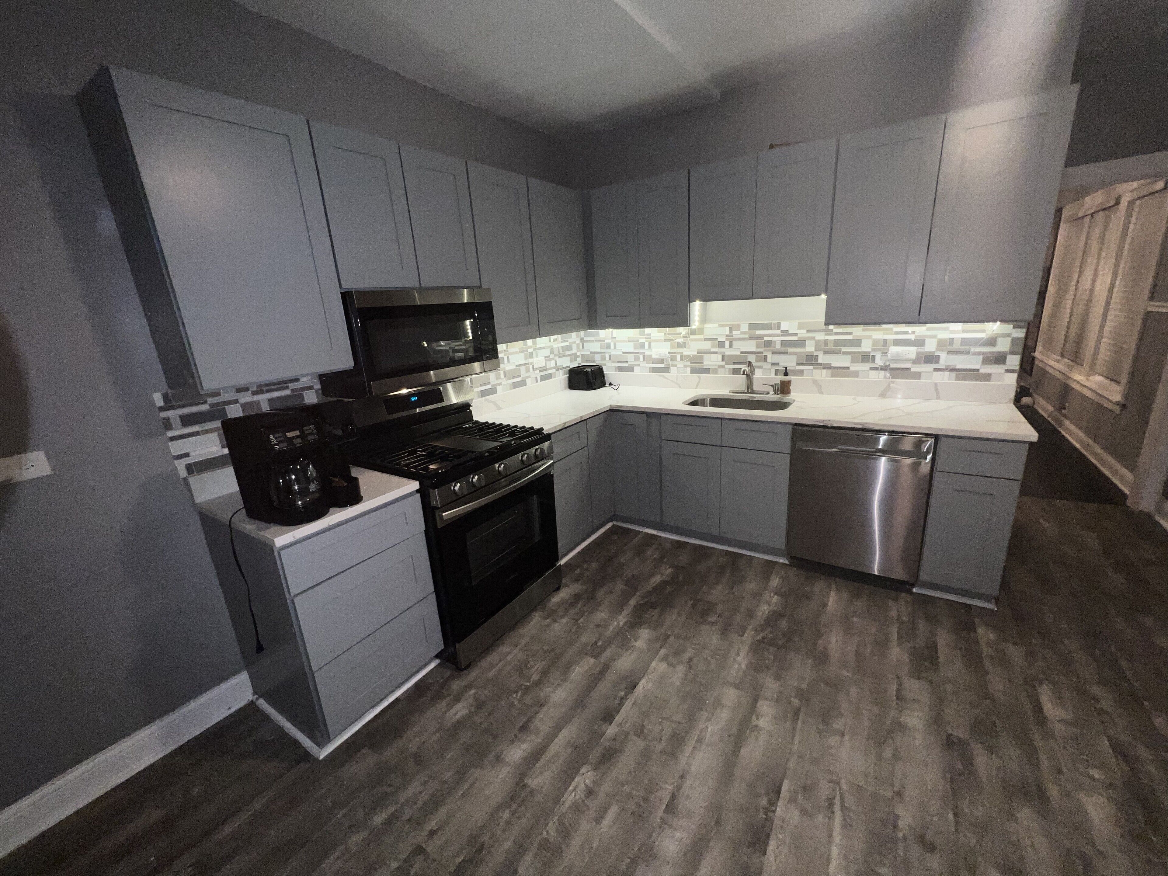 Refrigerador, microondas, horno y parrilla de estufa 