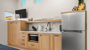 Frigorífico grande, microondas, placa de cocina y cafetera o tetera