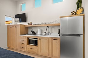 Großer Kühlschrank, Mikrowelle, Herdplatte