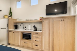 Geladeira grande, micro-ondas, cooktop, cafeteira/chaleira