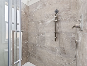 Douche, serviettes fournies