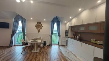 Apartment, Multiple Beds | Private kitchen | Fridge, microwave, oven, stovetop