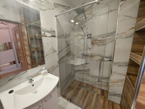 Apartment, Mehrere Betten | Badezimmer | Dusche, Haartrockner, Handtücher