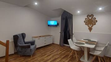 Apartment, Multiple Beds | Dining