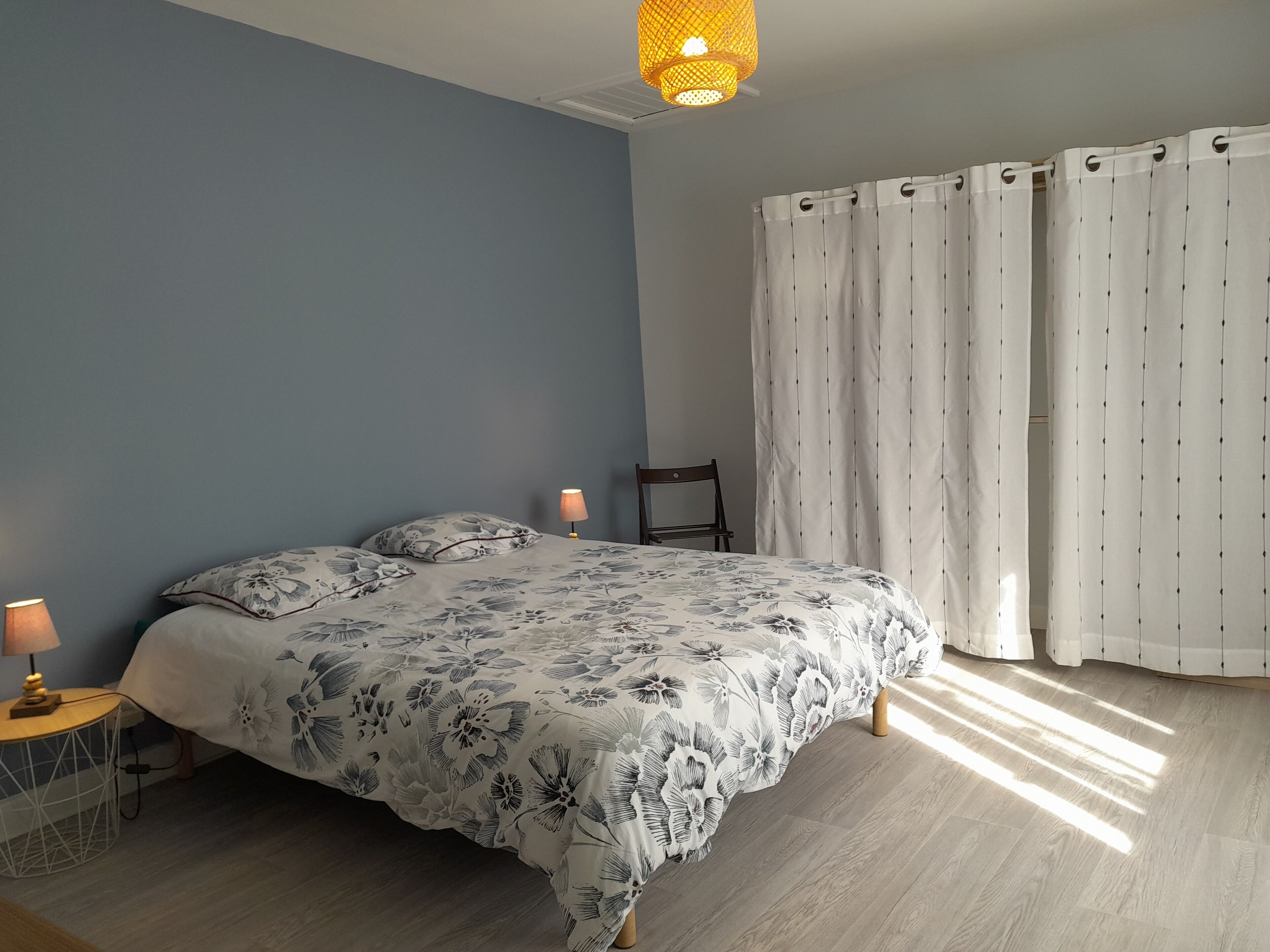 2 dormitorios, tabla de planchar con plancha, cuna de viaje