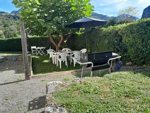 Outdoor dining - Ravissante Maison Entièrement Rénovée été 2022 (Sarrancolin)