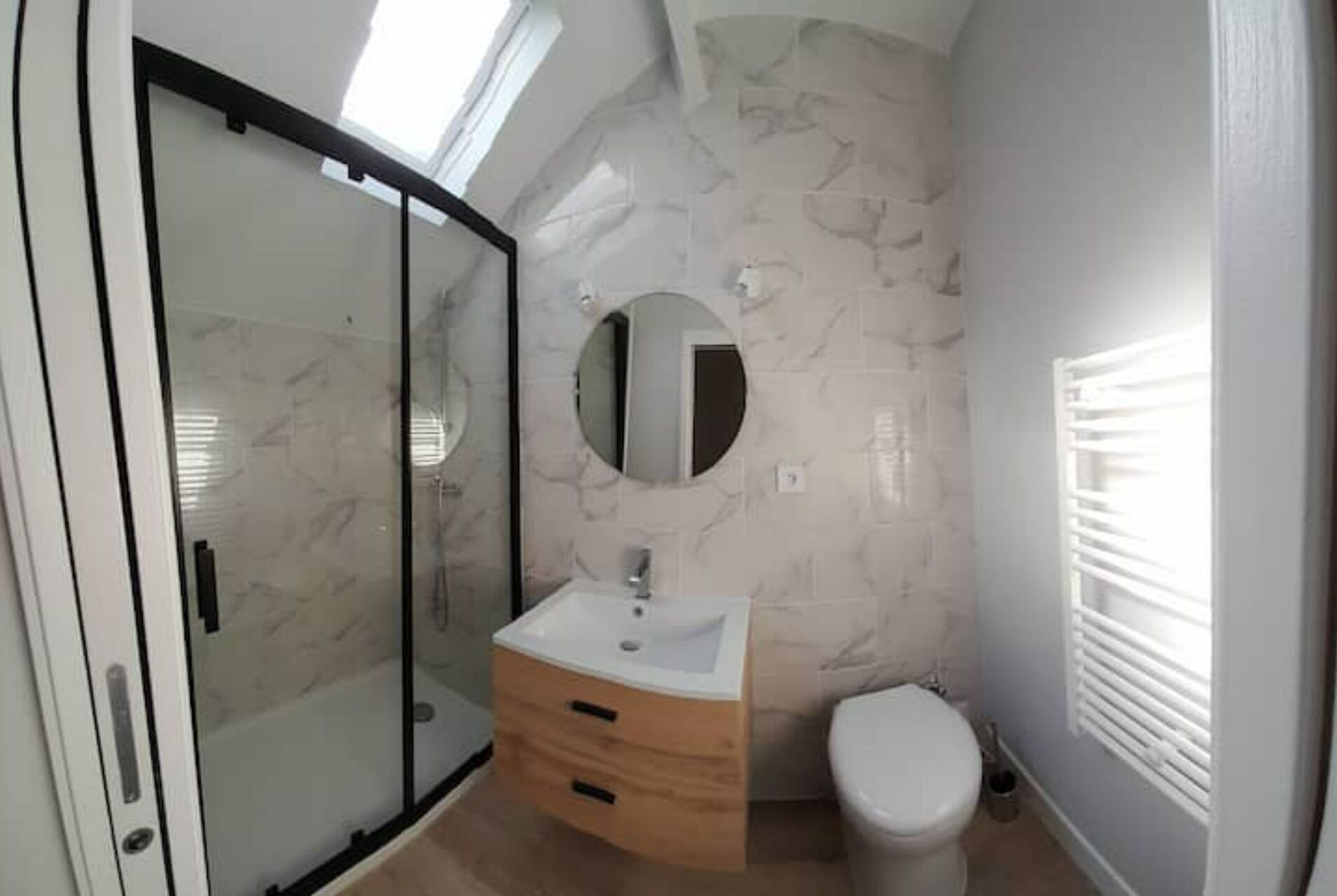 Douche, sèche-cheveux, bidet, serviettes fournies