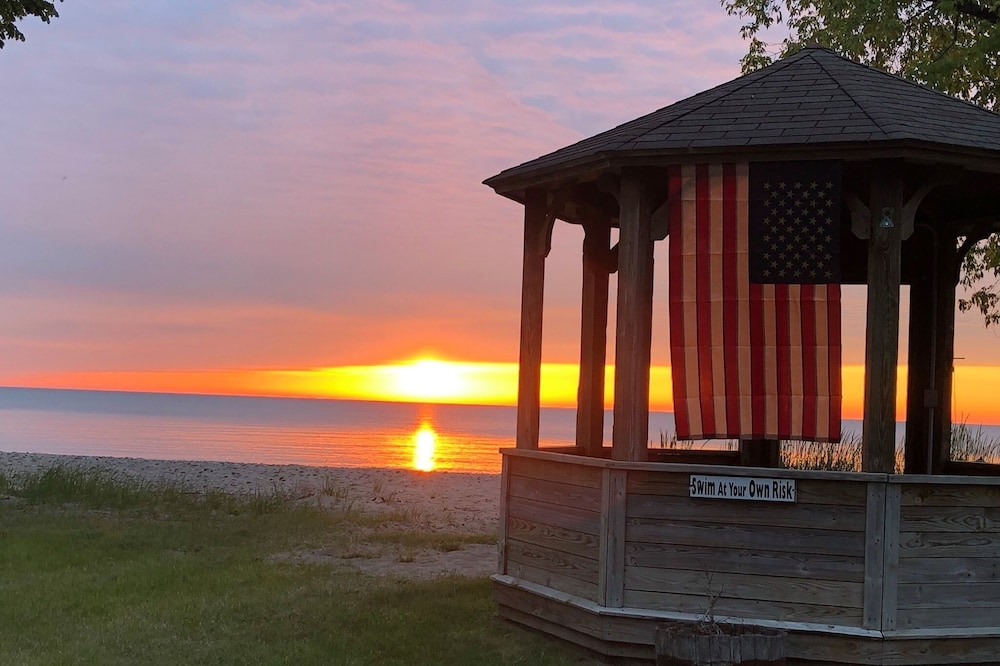 LAKE HURON SUNRISE Home Retreat