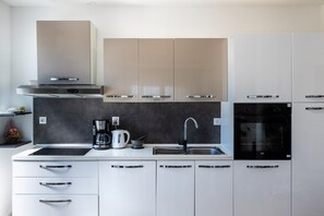 Fridge, oven, stovetop, dishwasher