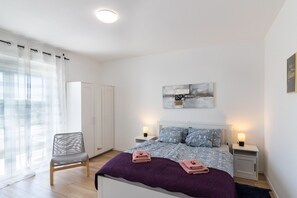 3 bedrooms, in-room safe, iron/ironing board, travel crib