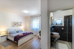 3 bedrooms, in-room safe, iron/ironing board, travel crib