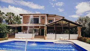 A house with a swimming pool, a covered patio, and a fountain. - HOTEL KALMA  (Santa Fe de Antioquia)