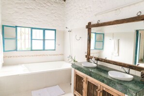 Suite Premium Amor | Baño | Ducha, secador de pelo, toallas y jabón
