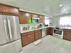 Fridge, microwave, oven, stovetop - The Green House-10-15min drive to Downtown Denver (Thornton)