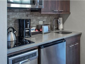 Geladeira, micro-ondas, cooktop, lava-louças