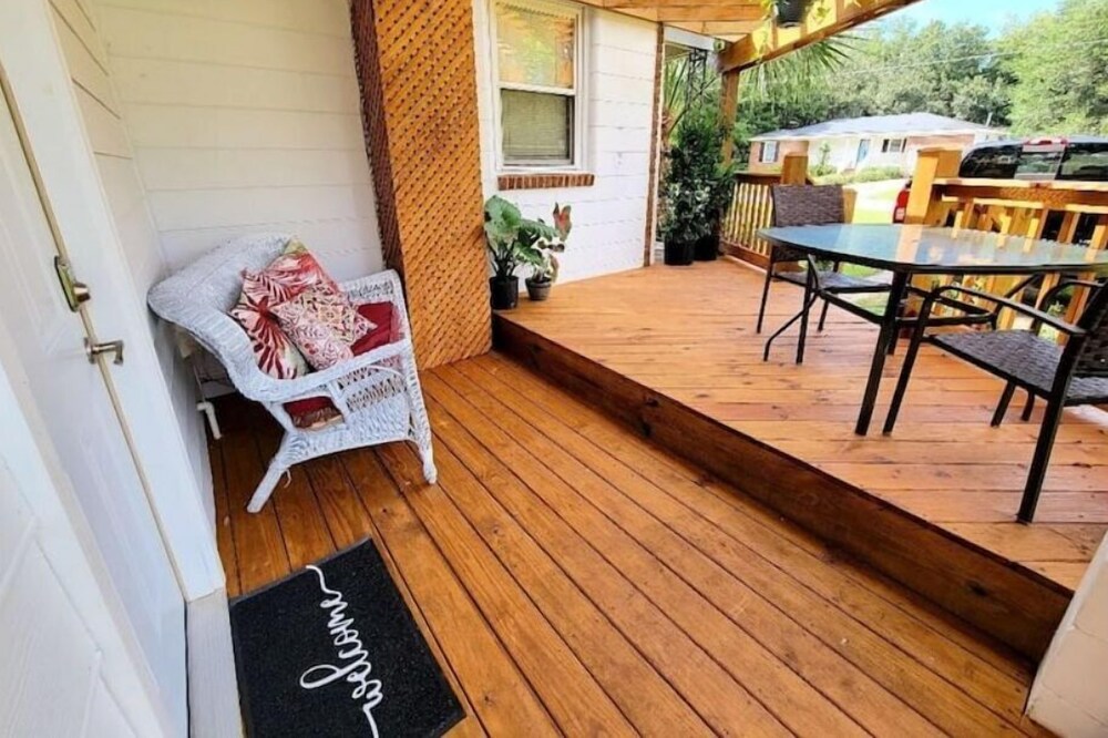 Charming Private Suite Close to Beach & Downtown
