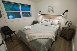 5 bedrooms, desk, iron/ironing board, WiFi - 2 Cottages Side-by-Side - Waterfront -Hot Tub-Pets (Gilmour)