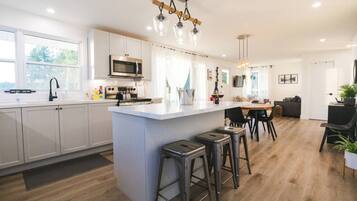 Refrigerador, placa de cocina, lavavajillas, cafetera expreso