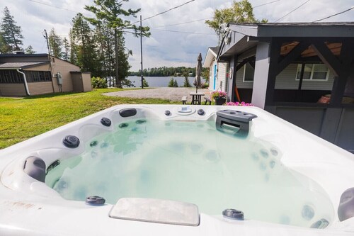 Waterfront-Pet Friendly-HotTub-Firepit-BBQ