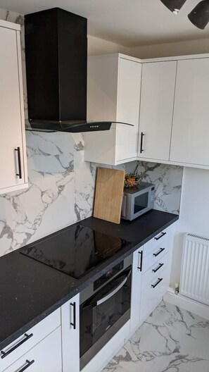 Fridge, microwave, oven, stovetop - Modern Flat nr Waterloo, Sleeps 4, Free Parking (London)
